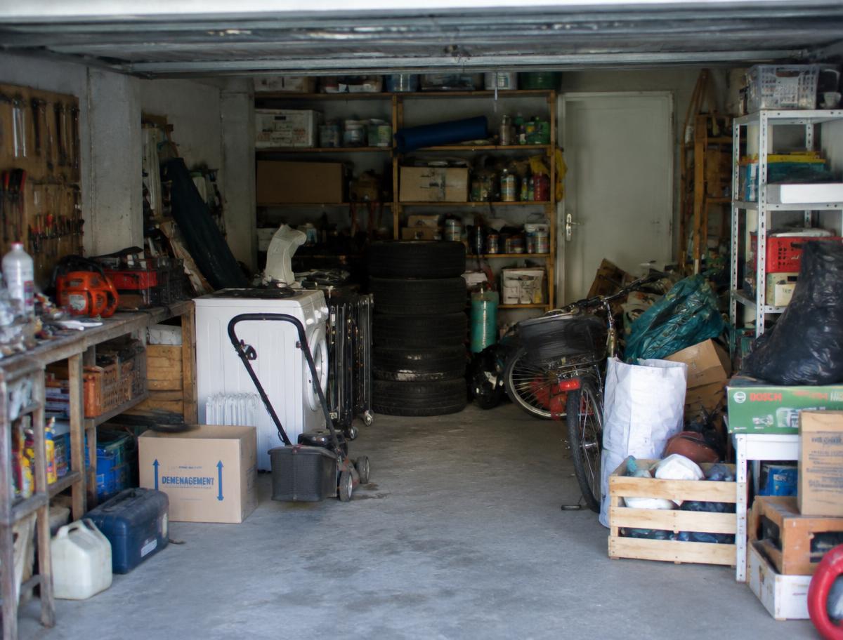Garage rempli d'outillage, pneus et cartons — avant intervention de Héros Débarras